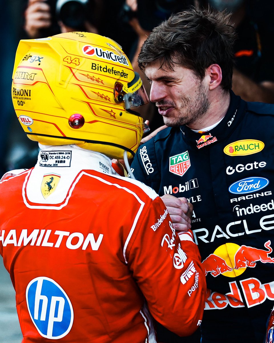 VerstappenCOM's tweet photo. @Max33Verstappen 🤝 @LewisHamilton https://t.co/UOey5IkJov