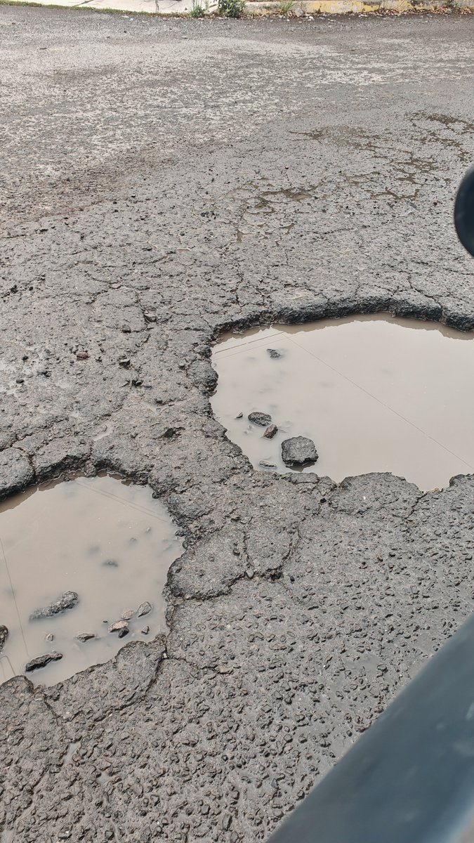pixsport's tweet photo. Mas de 3 meses reportando calle Puebla, lateral de la 16 de septiembre, atras de Plaza Cristal y nada #Help #Ayuda y se podra peor @pepechedrauimx https://t.co/G2GiM0jCax