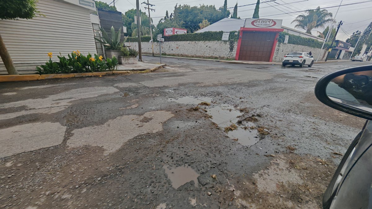 pixsport's tweet photo. Mas de 3 meses reportando calle Puebla, lateral de la 16 de septiembre, atras de Plaza Cristal y nada #Help #Ayuda y se podra peor @pepechedrauimx https://t.co/G2GiM0jCax