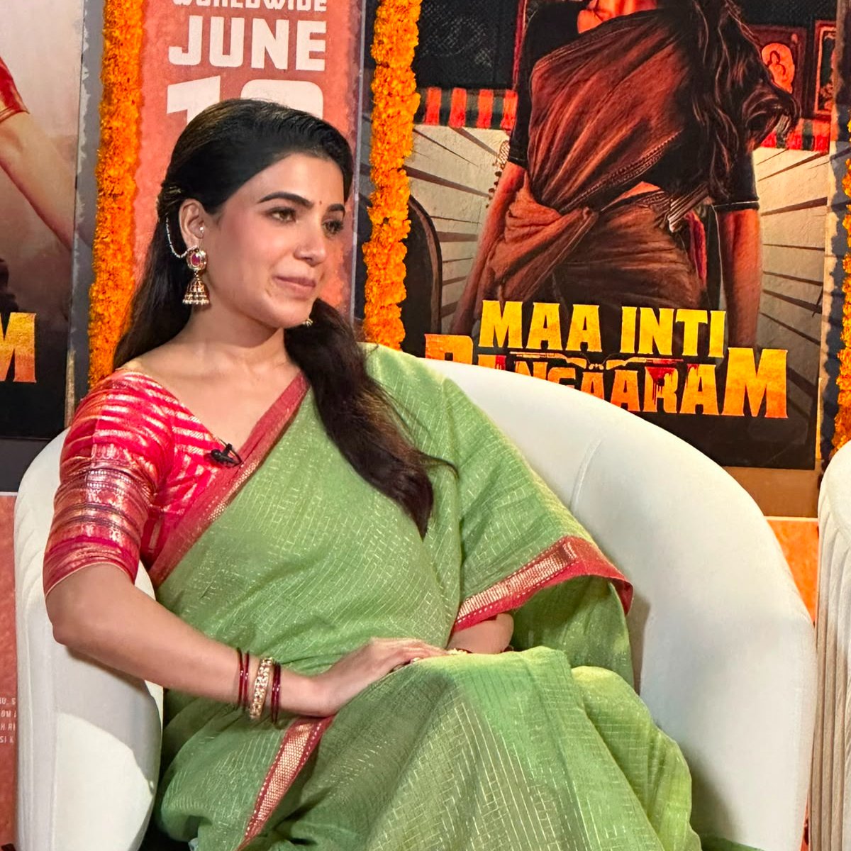 Telugu360's tweet photo. ఈరోజు 'మా ఇంటి బంగారం' కోసం మీడియాతో క‌థానాయిక‌ స‌మంత ఇంట్రాక్ట్ అయ్యారు. ఆమె ప‌ర్స‌న‌ల్ గా మీడియాకు ఇంట‌ర్వ్యూలు ఇవ్వ‌డం చాలా కాలం త‌ర‌వాత ఇదే తొలిసారి.

ఒకే రోజు టీవీ ఛాన‌ళ్లు, యూ ట్యూబ్ ఛాన‌ళ్లు, వెబ్ సైట్లు అన్నీ క‌లుపుకొని దాదాపు 40 ఇంట‌ర్వ్యూలు ఇచ్చారామె.

ఇదో రికార్డేమో?!

#Samantha