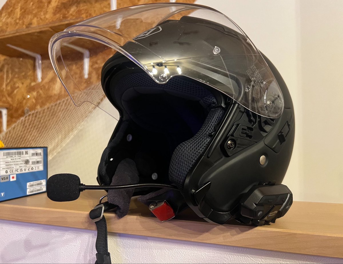 jet_k64's tweet photo. 初めてバイクインカムを導入！

前から「あったら便利そうだな」と思いつつ、なんとなく後回しにしてたけど、ついにデビューしました。

まずはお試しのつもりで安価なM1-S Proを選択。

正直、想像以上に良かった！

音楽は快適に聴けるし、仲間との会話もスムーズ。いつものヘルメットが一気にハイテク装備になったような感覚です。

「もっと早く導入すれば良かった…」

そう思えるくらい満足度が高い！

これだけ良いなら、次はB+COMやSENAも試してみたくなりました🏍️