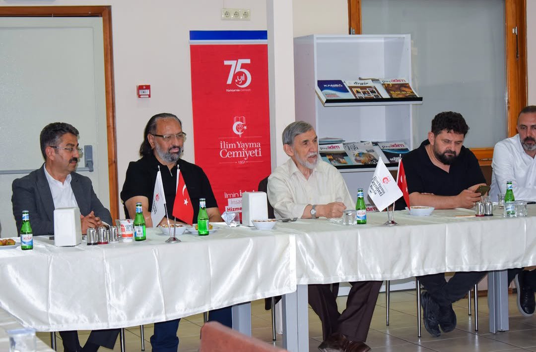 iycereglisb's tweet photo. İYC Konya Şubesi'ne gerçekleştirdiğimiz ziyaret esnasında bizleri son derece sıcak ve güzel bir şekilde ağırlayan üyelerimize;kıymetli sohbetleriyle kalbimize dokunan ve  her sözü ayrı bir hayat tecrübesi olan güzel insan Mehmet İNCİLİ ağabeyimize en kalbî şükranlarımızı sunarız. https://t.co/jImxNeb7he