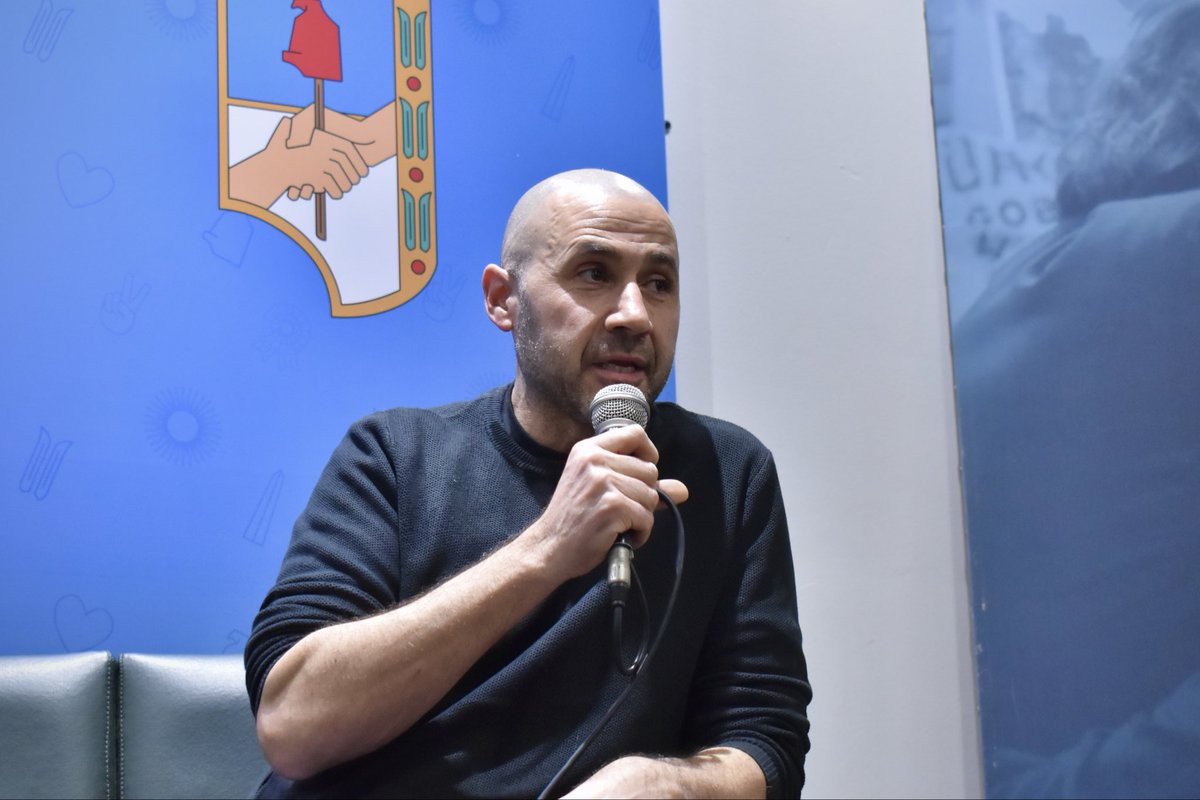 AndresLaBlunda's tweet photo. Comunas, autonomía en pausa hace 20 años❌

En el @PJCiudad debatimos sobre las Comunas a 15 años de la primera elección comunal: el PRO reclama autonomía frente a la Nación, pero hace casi 20 años se la niega a los barrios.

Licuaron presupuesto, competencias y participación. Y ahora La Libertad Avanza quiere meter motosierra, en lugar de exigir el cumplimiento de Ley. 

Sin Comunas fuertes, no hay autonomía real ✌🏼