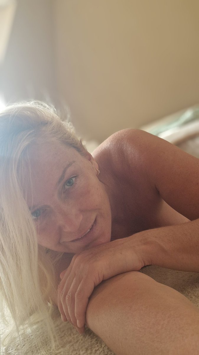 KathiaNobilixx's tweet photo. After working...here is the time for Sunday's chill 😎❤️❤️ and for more 😝.
https://t.co/awQsJi4odk 
Check out what I'm up to...
#kathianobili #milf #naturalwoman #nosurgeries #tease @OnlyFans #SundayBest #mood #smilemore https://t.co/DXHQb0ih4u
