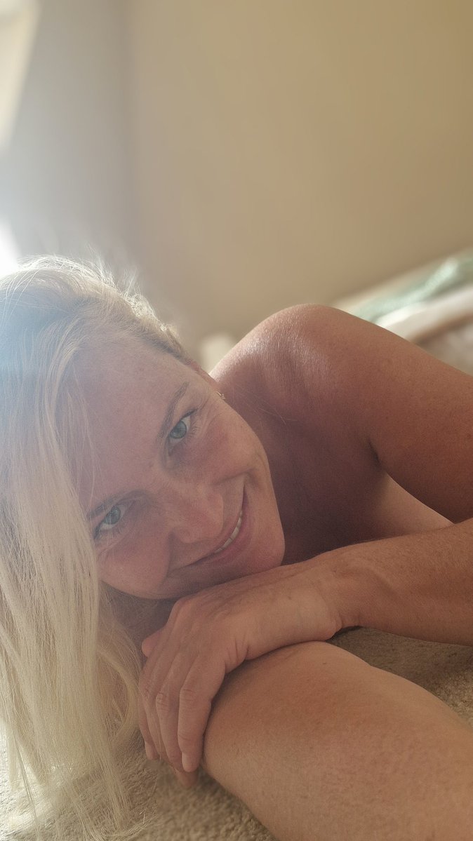 KathiaNobilixx's tweet photo. After working...here is the time for Sunday's chill 😎❤️❤️ and for more 😝.
https://t.co/awQsJi4odk 
Check out what I'm up to...
#kathianobili #milf #naturalwoman #nosurgeries #tease @OnlyFans #SundayBest #mood #smilemore https://t.co/DXHQb0ih4u