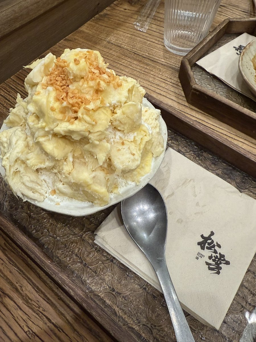 BBWhothot's tweet photo. 本来想着晚点去没那么多人…哪知道快十点了那么多人，然后去吃了个榴莲冰了🤤在龙眼冰和榴莲之间，还是选择了最爱😍haha https://t.co/6bO17uSjz5