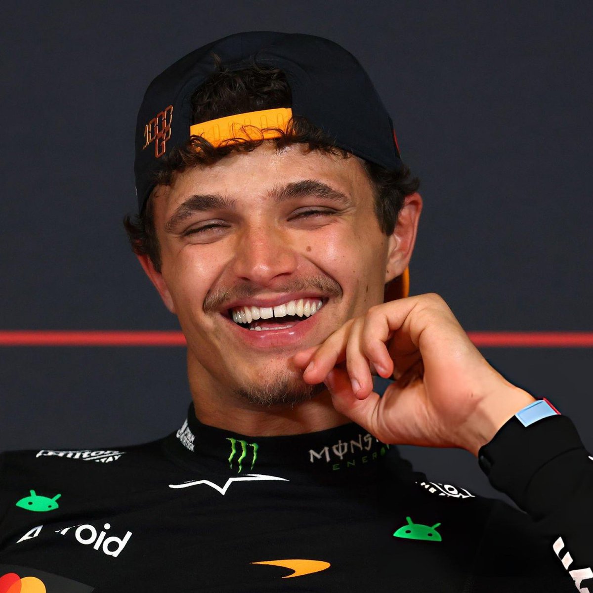 P1N0RRIS's tweet photo. he's so smiley :) https://t.co/2EynyCvS89