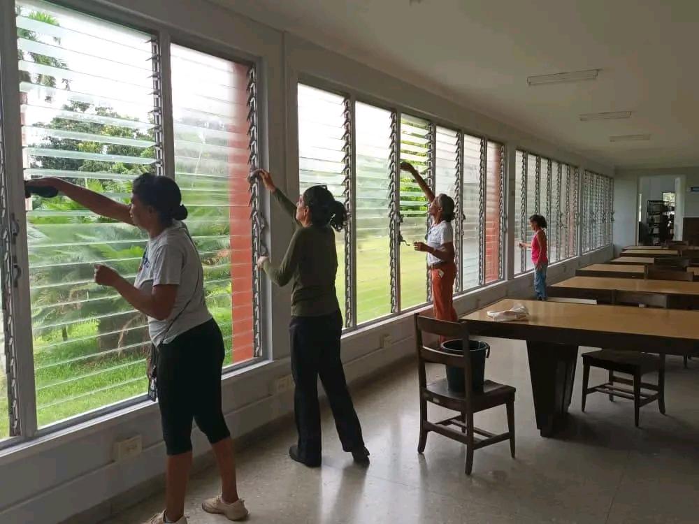 YunierValeriano's tweet photo. Jornada de limpieza y embellecimiento en la Biblioteca Universitaria “Chiqui Gómez Lubián”. Espacio que se renueva en saludo al centenario de #FidelPorSiempre.
#VillaClaraConTodos
@AAB_Cuba 
@ChineaNoel 
@CubaMES https://t.co/cKiKhGm9uH