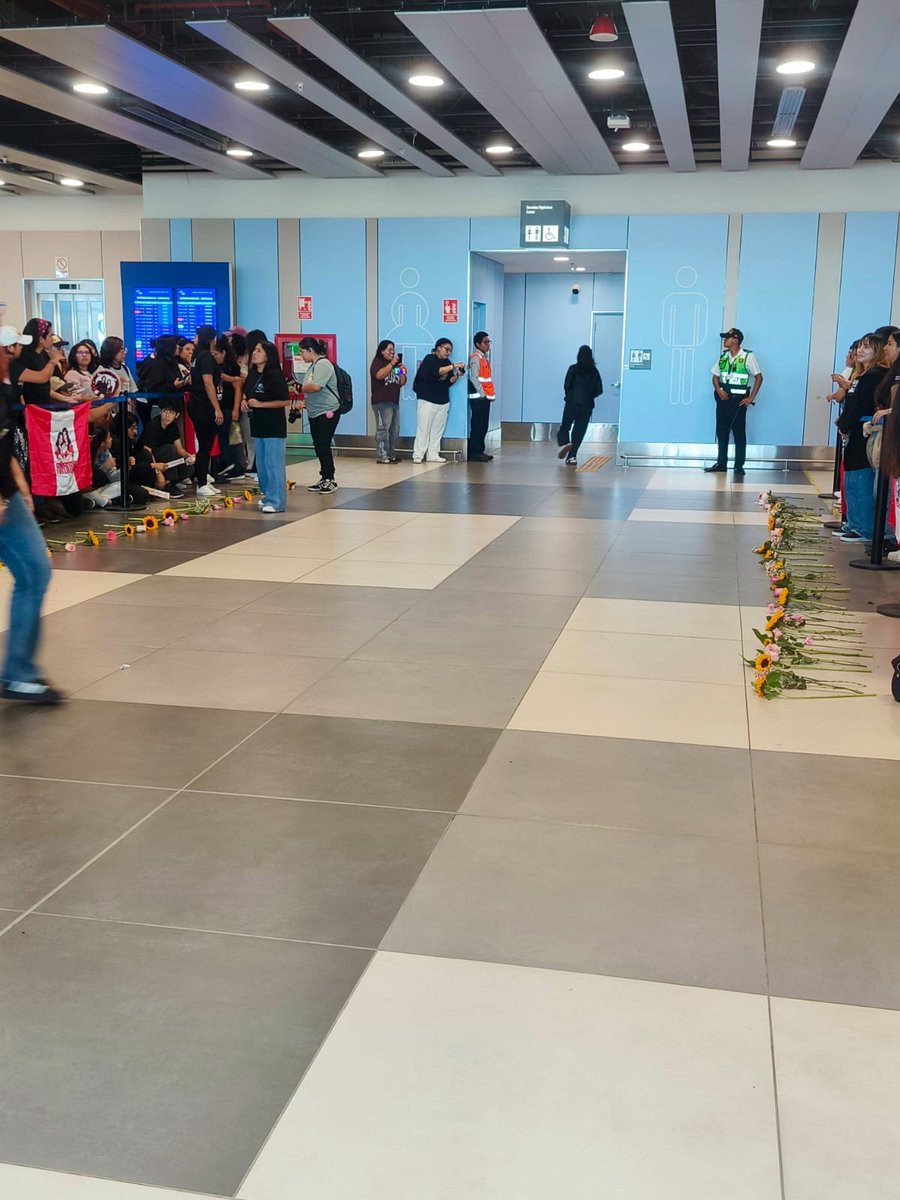 FayAtomColombia's tweet photo. Los fans han preparado un camino de flores para recibir a las chicas 
🍑🥹🌻

Hay fans de Colombia, Chile, Perú, Venezuela.

#FayeAtom #ฝ้ายอะตอม 
#FayePeraya #ฝ้ายพีรญา
#AtomPariya  #อะตอมปริยะ https://t.co/eTzwHUdNns