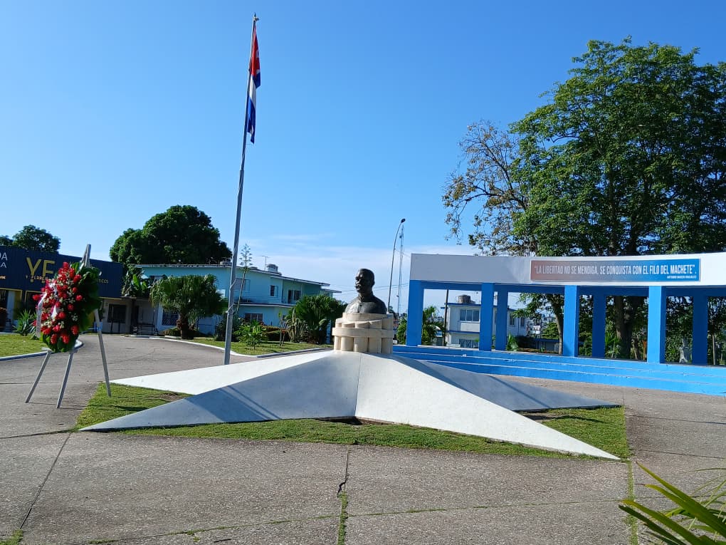 HermesDeCuba's tweet photo. 🇨🇺 Desde Santa Clara: tributo a Maceo y Che

Como cada 14 de junio una representación del pueblo de Santa Clara rindió homenaje a Antonio Maceo y a Ernesto Che Guevara en el aniversario de sus nacimientos.

#CubaEstáFirme
#VillaClaraConTodos https://t.co/fLIChnVAtq