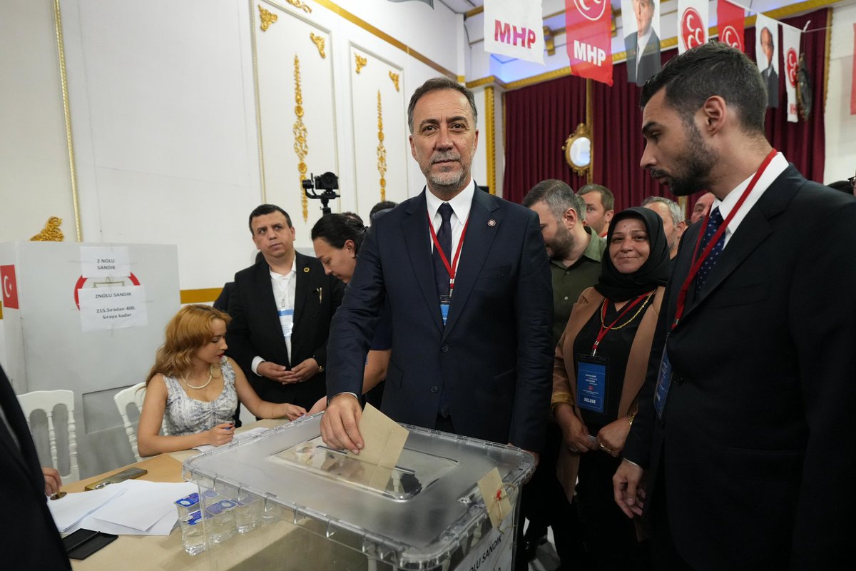 BBvolkanyilmaz's tweet photo. 14 Haziran 2026 tarihinin üçüncü ve son İlçe Kongresi için Silivri ilçemizdeydik.

Öncelikle hem siyasi hem de özel hayatımda farklı bir yeri olan Silivri'de bizleri çok büyük ilgi ve coşkuyla karşılayan hemşehrilerime teşekkürü borç bilirim.

Divan Başkanlığını üstlenen MHP MYK Üyesi Sn. Hayati Arkaz, Divan üyeleri MHP İstanbul İl Muhasibi Sn. Turgay Özbaş ve MHP İl Başkan Yardımcısı Sn. Filiz Değer'e kıymetli katkılarından dolayı teşekkür ederim. 

Kongre salonumuzu varlıklarıyla şereflendiren tüm dava arkadaşlarıma  şükranlarımı sunarım. 

Silivri İlçe kongremiz hayırlı, uğurlu olsun.