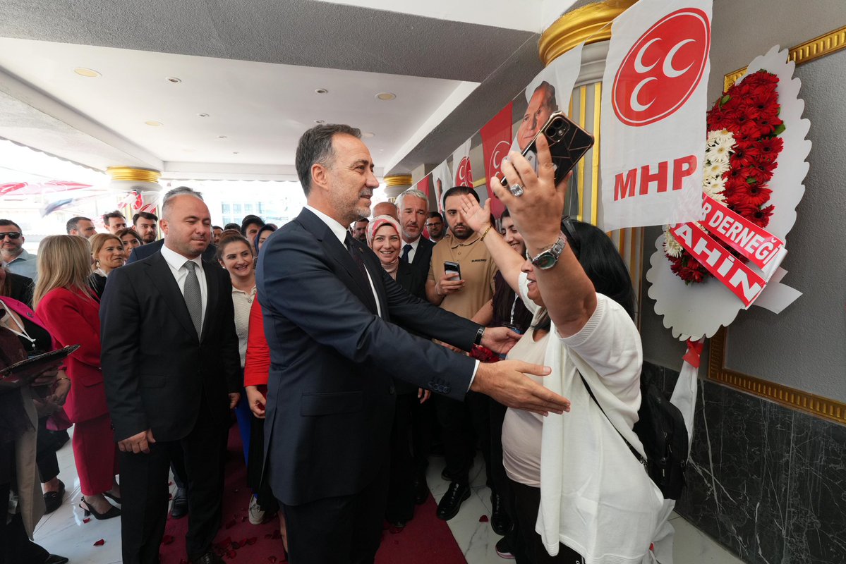 BBvolkanyilmaz's tweet photo. 14 Haziran 2026 tarihinin üçüncü ve son İlçe Kongresi için Silivri ilçemizdeydik.

Öncelikle hem siyasi hem de özel hayatımda farklı bir yeri olan Silivri'de bizleri çok büyük ilgi ve coşkuyla karşılayan hemşehrilerime teşekkürü borç bilirim.

Divan Başkanlığını üstlenen MHP MYK Üyesi Sn. Hayati Arkaz, Divan üyeleri MHP İstanbul İl Muhasibi Sn. Turgay Özbaş ve MHP İl Başkan Yardımcısı Sn. Filiz Değer'e kıymetli katkılarından dolayı teşekkür ederim. 

Kongre salonumuzu varlıklarıyla şereflendiren tüm dava arkadaşlarıma  şükranlarımı sunarım. 

Silivri İlçe kongremiz hayırlı, uğurlu olsun.