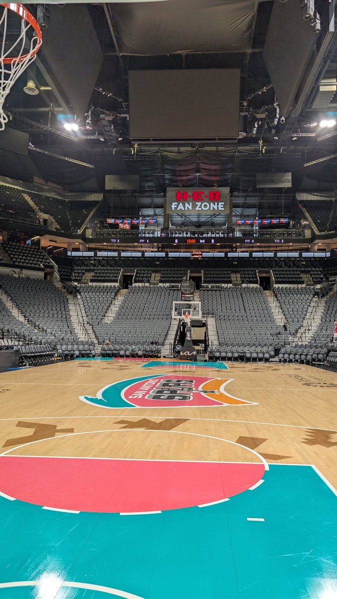 SA_Spurs_France's tweet photo. Au cours de cette saison j'ai pu retourner à San Antonio avec la @SASpursFr je vous invite à faire de même d'ailleurs et j'ai rencontré des personnes exceptionnelle pendant ce voyage qui resteront dans mon entourage 🔥

Une pensé aussi à @hugo_levay et @MaximeAubin1 https://t.co/MEItfOiM9T