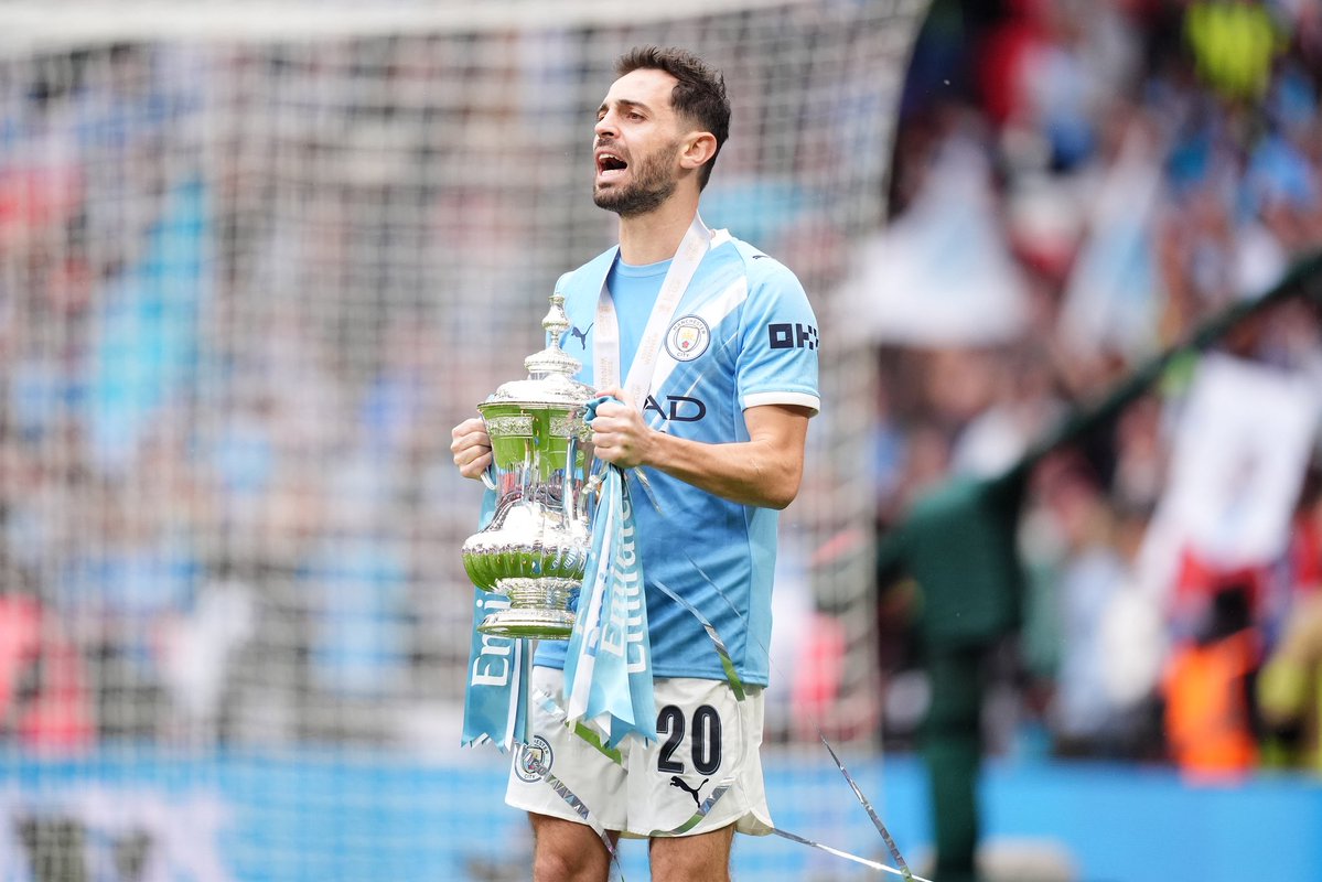 ActuFoot_'s tweet photo. 🚨 UN VÉRITABLE RENOUVEAU AU REAL MADRID 🥵🤍

👔 José Mourinho

🇫🇷 Ibrahima Konaté 
🇳🇱 Dunzel Dumfries
🇪🇸 Marc Cucurella
🇵🇹 Bernardo Silva 

On n’est que le 14 juin. 😱 https://t.co/7R3JJXZebw