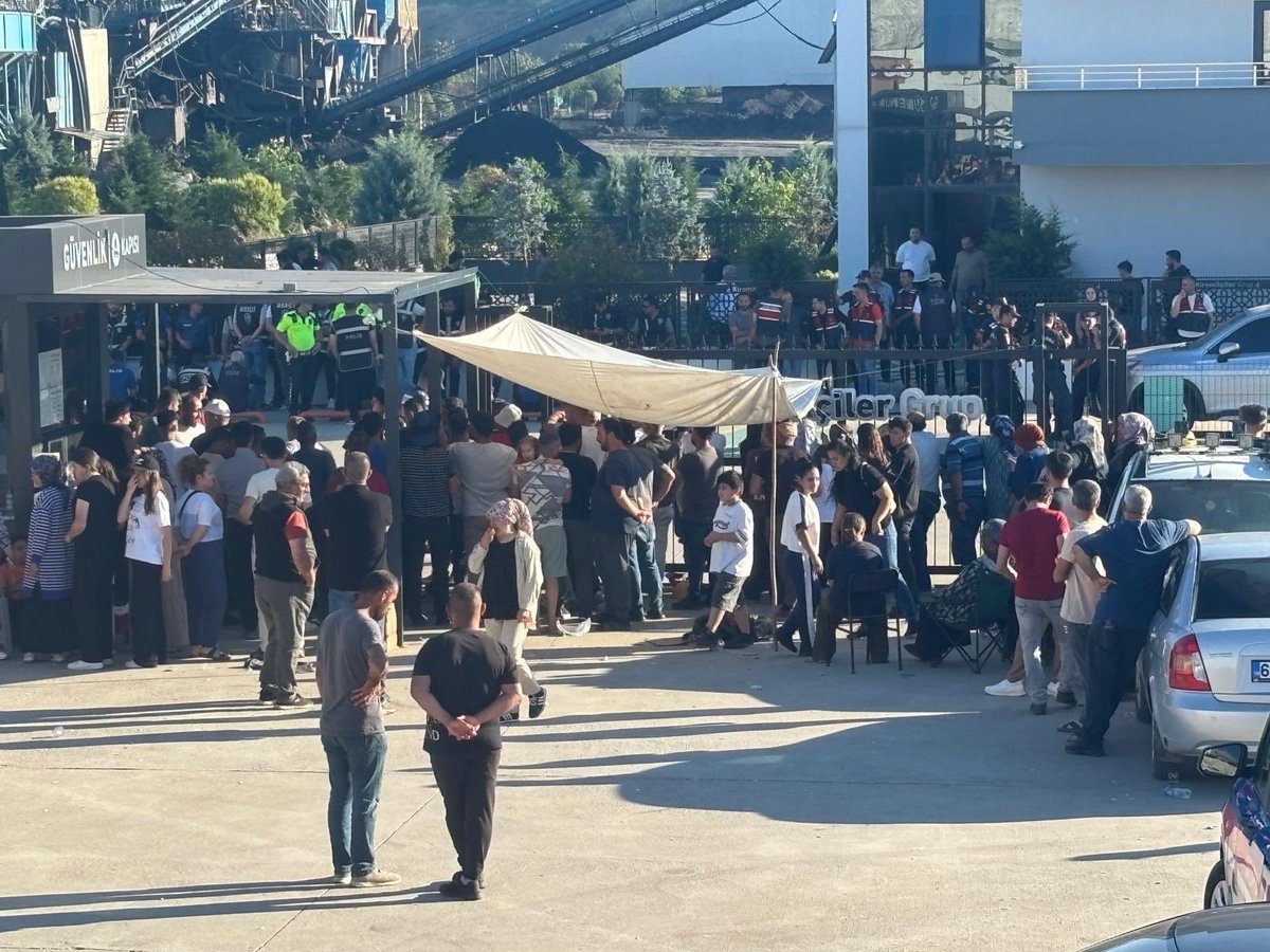 ComezTurhan's tweet photo. ➖Yerin tam 1200 metre altında,
➖Hak arayan maden işçilerinin yakınları,
➖Endişe ile beklerken,
➖Üzerlerine ateş açıldı.
➖Jandarma 2 ayrı silahtan 3 el ateş eden kişileri arıyor.
➖Ateş edenlerin şirket tarafından idari binaya yerleştirilen kişiler olduğu tahmin ediliyor.
🇺🇸Ülke Teksas’a döndü!
#Maden #Madenci 
#UzunköprüMadenDirenişi