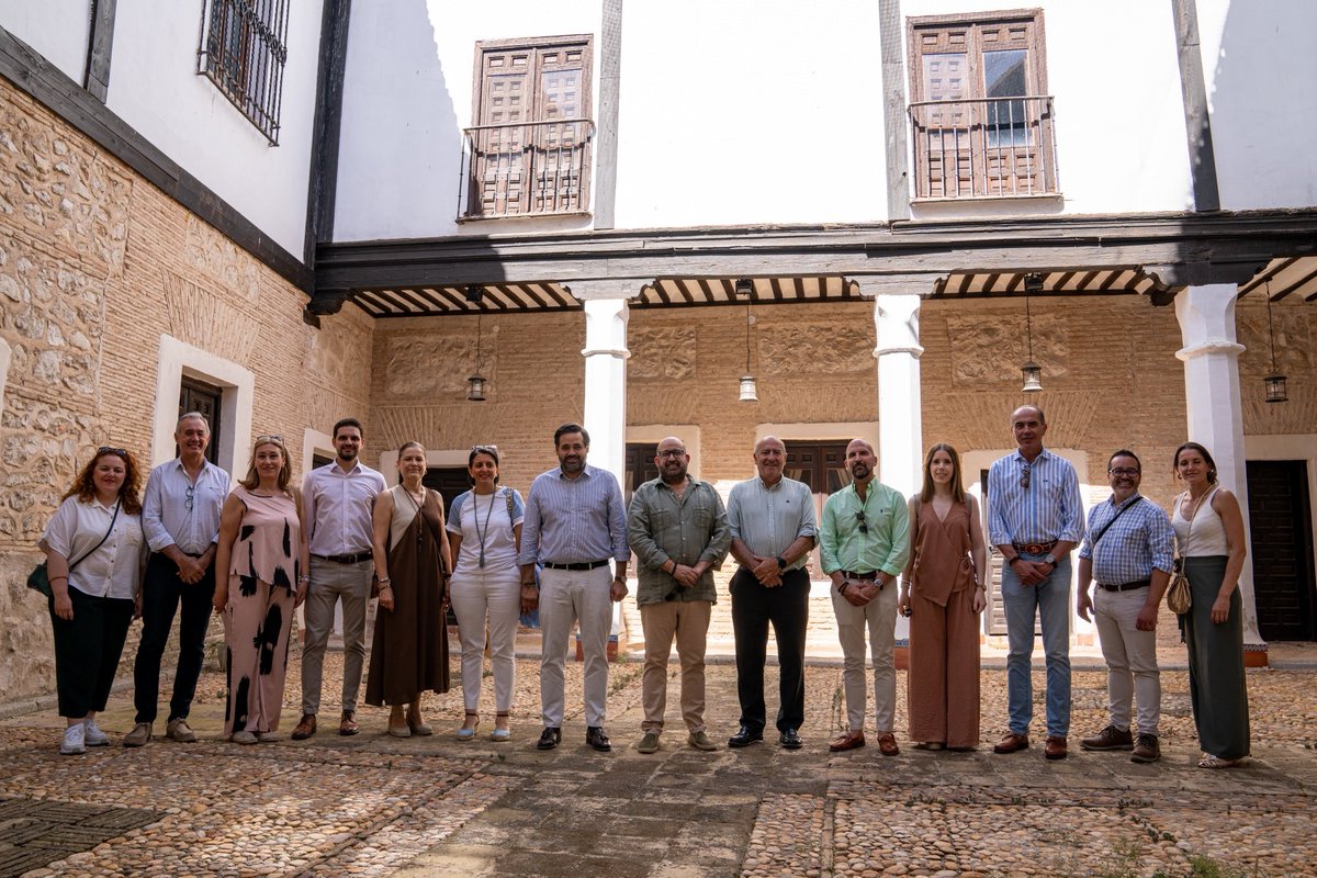 paconunez_'s tweet photo. 🎭📜 Tradición, historia y orgullo de pueblo.

Las Jornadas Calderonianas de Yepes son una muestra de todo lo bueno que tiene Castilla-La Mancha: cultura, patrimonio y vecinos comprometidos que mantienen vivas nuestras raíces.

Cuando la cultura sale a la calle, nuestros pueblos se llenan de vida. Y no hay nada más importante que las personas que los hacen crecer cada día.

🟥⬜️ Lo mejor de Castilla-La Mancha siempre serán los castellanomanchegos.