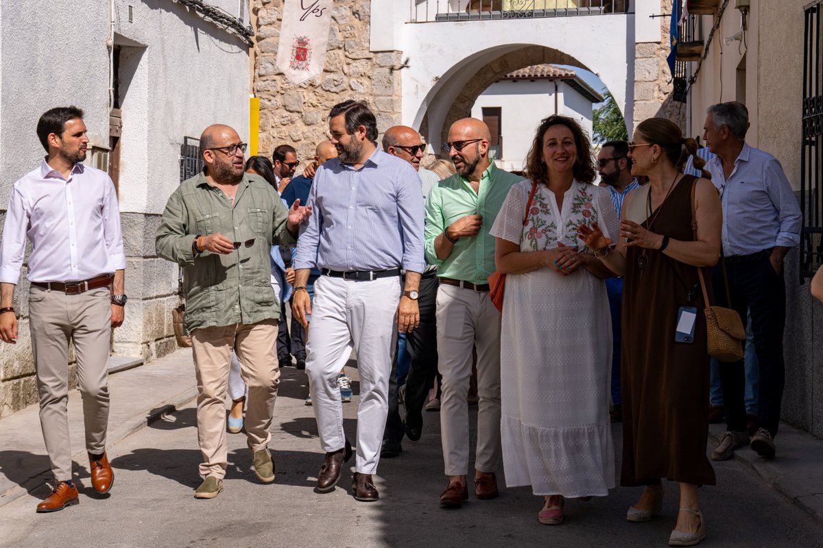 paconunez_'s tweet photo. 🎭📜 Tradición, historia y orgullo de pueblo.

Las Jornadas Calderonianas de Yepes son una muestra de todo lo bueno que tiene Castilla-La Mancha: cultura, patrimonio y vecinos comprometidos que mantienen vivas nuestras raíces.

Cuando la cultura sale a la calle, nuestros pueblos se llenan de vida. Y no hay nada más importante que las personas que los hacen crecer cada día.

🟥⬜️ Lo mejor de Castilla-La Mancha siempre serán los castellanomanchegos.