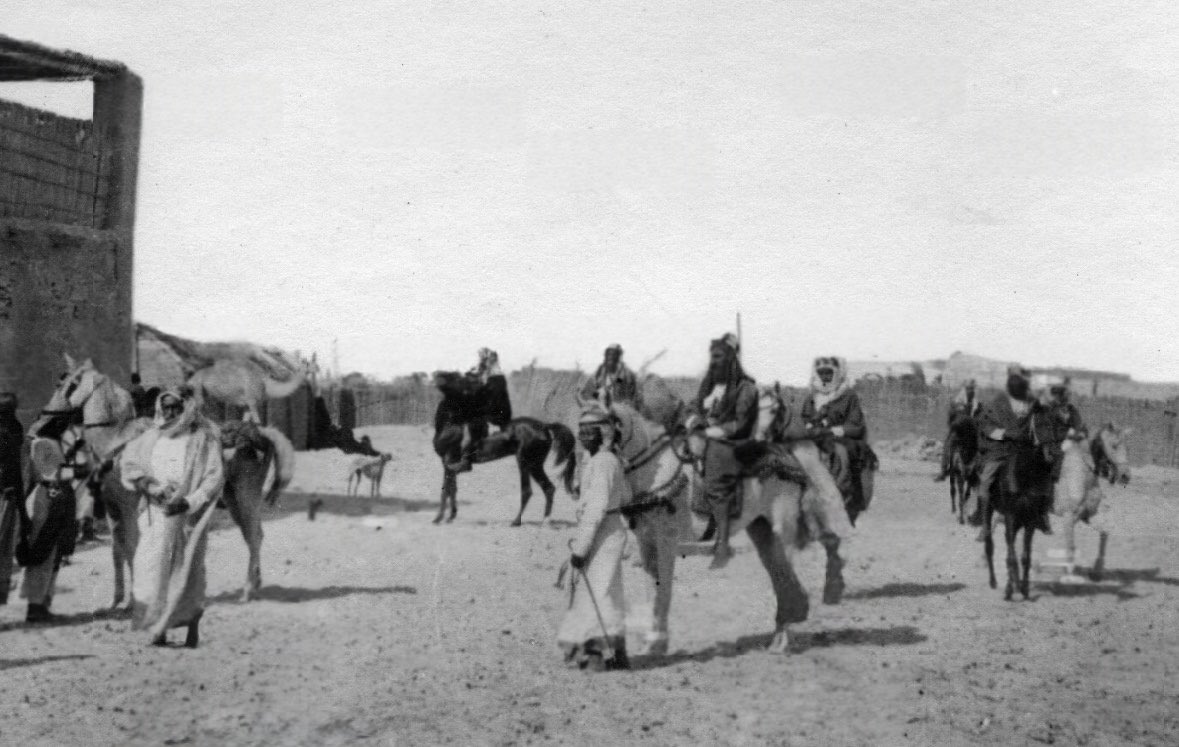 Hmd_Almarar's tweet photo. 📷 فرسان آل بوفلاح هَل الخيل والرماح .. 1902م

يقول الشاعر يعقوب الحاتمي ( من هل أم القيوين ) بعد وصول نبأ انتصار أبناء الشيخ زايد الأول في إحدى المعارك ؛
عيال "زايد" دوم ما عنهم مفرّ
ماخذين الثار من عين التبيل
يسحبون الجيش والبيرق حَمَر
كالتهاب النار يلظي وسط ليل
كم خذوا من الهيِن مبروكة ظهر
واقلعوا من الخيل مردوفة شليل
يا إلهي تجعل لـ"زايد" مقرّ
جنّة الفردوس في ظلٍ ظليل
هو وعياله ومن معهم حضر
يا إله العرش يا خير الفضيل

يظهر في الصورة الشيخ زايد بن خليفة آل نهيّان [ زايد الأول ] واقفًا وخلفه الحصان الشهير "ربدان" من سلالة "الرّبد"
خيله المفضل أوقات الحروب والمعارك

وحوله أبناؤه الشجعان على ظهور الخيل