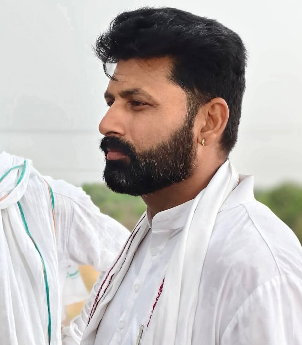 RahulxGurjar's tweet photo. सरपंच विधायक अफसर सांसद,
सेना तेरी सारी है !
एक अकेला जनरल हाकिम बैंसला, फिर भी सबपे भारी है !! https://t.co/sGGYWtGfXT