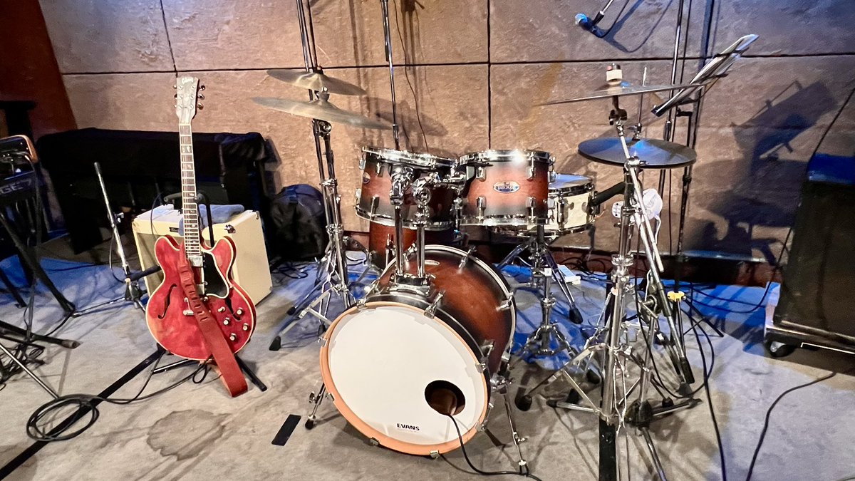 YasKudo's tweet photo. 本日、
久しぶりの荻窪 Rooster さんで、
久しぶりの Sun Alley の皆さまと、
久しぶりの Blues な live の日でした。
Ludwig Jazz Festival ‘65 の音がバッチリどハマり！

Sun Alley の皆さま、
Rooster の佐藤さん、
お世話になりました！ https://t.co/U2oRwMsgOb