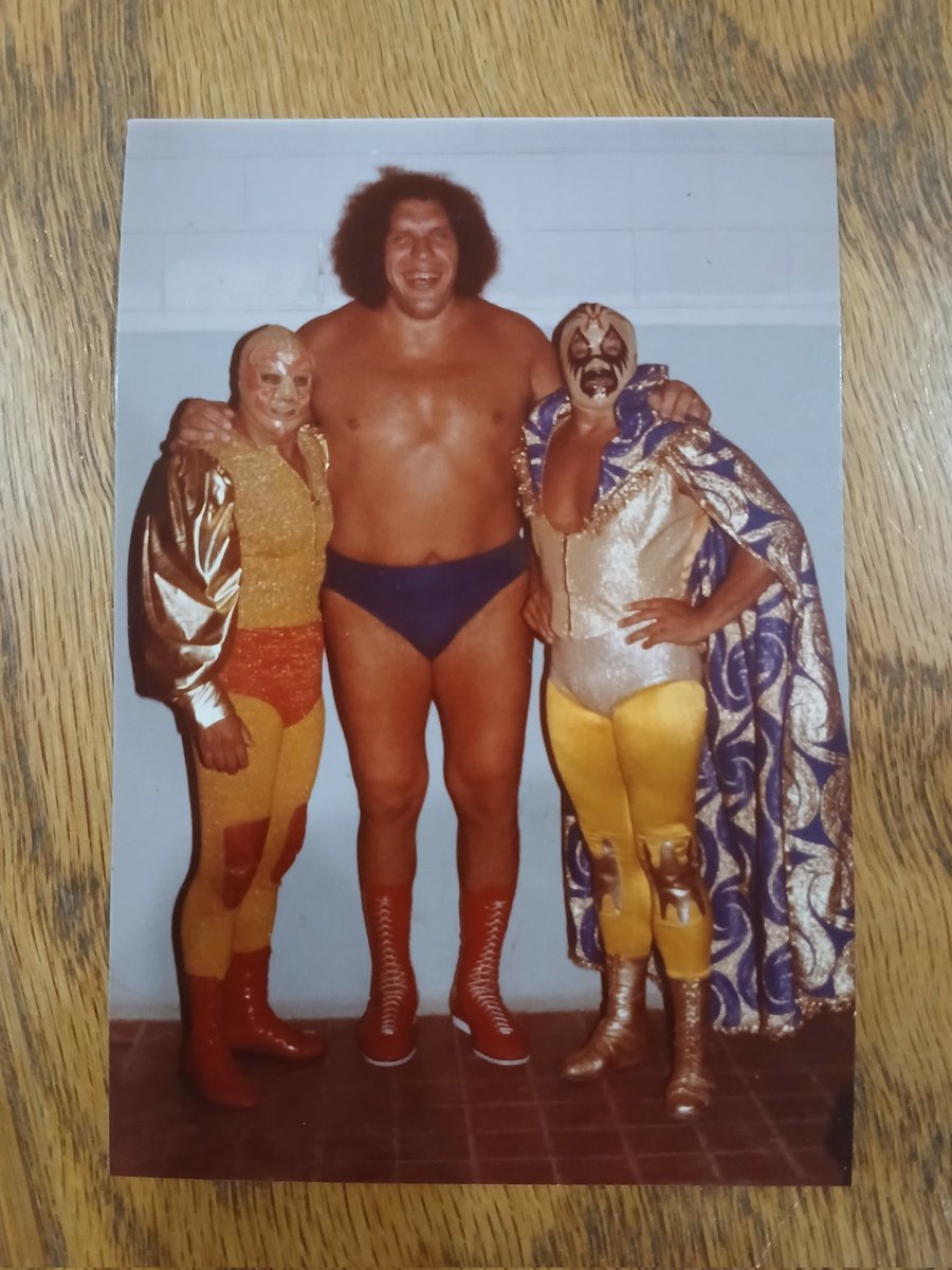 dirkdiggler1525's tweet photo. That is one happy Giant! 😁
Beautiful type 1 original photo of Dos Caras, Andre The Giant, & Mil Mascaras 💪💪
#thehobby #type1 #originalphoto #DosCaras #AndreTheGiant #MilMascaras #wrestlingphotos https://t.co/aMxAAdMUr4
