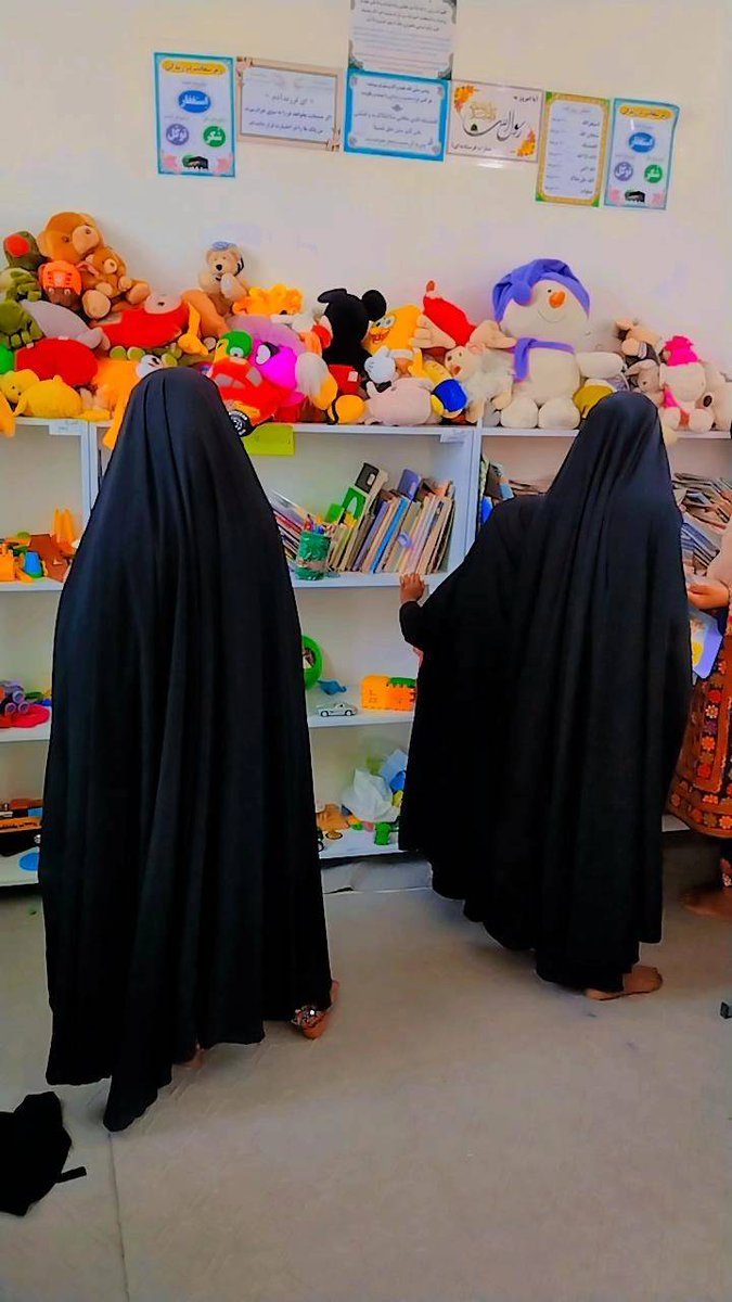 sherminnaderi's tweet photo. این هم گزارش تازه‌ی کتابخونه نیلوفر که به مهر مردم خوب و به یاد نیلوفر امرایی عزیز ساخته شد؛ در روستای دن‌دستگرد سیستان و بلوچستان.
 از آقای محسن بیات بابت همراهی ممنونیم و این همه رنگ و نور رو تقدیم می‌کنیم به آقای امرایی عزیز که کاش دلش روشن بشه.
@asadamraee 
@m_bayatzanjani https://t.co/ryXQPDGjGm