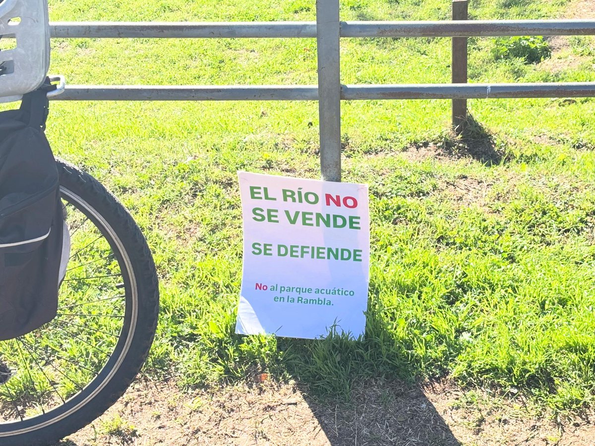 epicaOK's tweet photo. Caravana y volanteada para visibilizar el reclamo por la Rambla Pública

Este domingo, la Caravana Ciudadana en Defensa de la Rambla Pública llegó al cartel de Rosario, ubicado en Balcarce y el río, en una jornada destinada a visibilizar el reclamo por el acceso y la preservación de este espacio público de la costa rosarina.

La actividad incluyó una campaña de recolección de firmas, difusión de la situación mediante volanteadas e intervenciones artísticas con intercambio de figuritas y stickers entre quienes se acercaron a participar.

“Nos convocamos para juntar firmas, difundir la situación y volantear”, expresaron desde la organización, que busca sumar adhesiones a la defensa de la Rambla Pública.

A partir de las 13, la convocatoria inició una caravana integrada por autos, motos y bicicletas que partió desde el punto de encuentro hacia la Rambla, en una nueva acción para visibilizar el reclamo y promover la participación ciudadana en defensa de los espacios públicos junto al río.