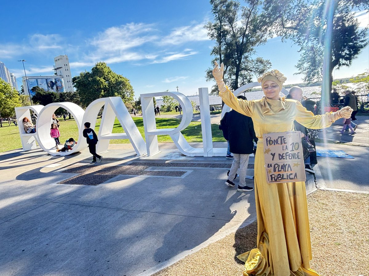 epicaOK's tweet photo. Caravana y volanteada para visibilizar el reclamo por la Rambla Pública

Este domingo, la Caravana Ciudadana en Defensa de la Rambla Pública llegó al cartel de Rosario, ubicado en Balcarce y el río, en una jornada destinada a visibilizar el reclamo por el acceso y la preservación de este espacio público de la costa rosarina.

La actividad incluyó una campaña de recolección de firmas, difusión de la situación mediante volanteadas e intervenciones artísticas con intercambio de figuritas y stickers entre quienes se acercaron a participar.

“Nos convocamos para juntar firmas, difundir la situación y volantear”, expresaron desde la organización, que busca sumar adhesiones a la defensa de la Rambla Pública.

A partir de las 13, la convocatoria inició una caravana integrada por autos, motos y bicicletas que partió desde el punto de encuentro hacia la Rambla, en una nueva acción para visibilizar el reclamo y promover la participación ciudadana en defensa de los espacios públicos junto al río.