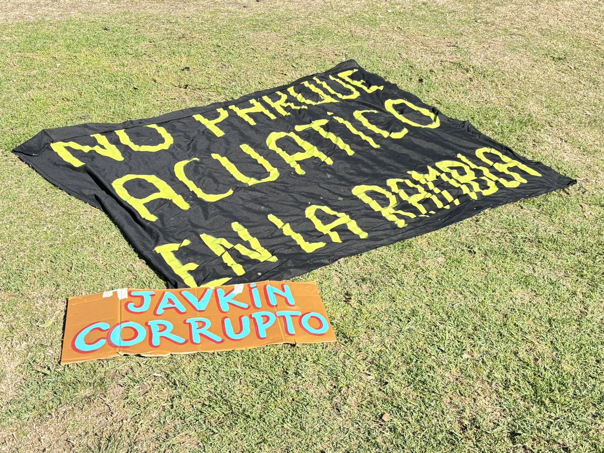 epicaOK's tweet photo. Caravana y volanteada para visibilizar el reclamo por la Rambla Pública

Este domingo, la Caravana Ciudadana en Defensa de la Rambla Pública llegó al cartel de Rosario, ubicado en Balcarce y el río, en una jornada destinada a visibilizar el reclamo por el acceso y la preservación de este espacio público de la costa rosarina.

La actividad incluyó una campaña de recolección de firmas, difusión de la situación mediante volanteadas e intervenciones artísticas con intercambio de figuritas y stickers entre quienes se acercaron a participar.

“Nos convocamos para juntar firmas, difundir la situación y volantear”, expresaron desde la organización, que busca sumar adhesiones a la defensa de la Rambla Pública.

A partir de las 13, la convocatoria inició una caravana integrada por autos, motos y bicicletas que partió desde el punto de encuentro hacia la Rambla, en una nueva acción para visibilizar el reclamo y promover la participación ciudadana en defensa de los espacios públicos junto al río.