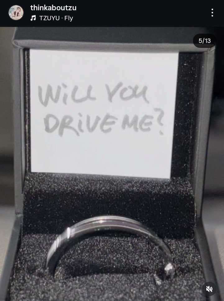 OT_9WICE's tweet photo. El concepto de que a Tzuyu le hayan obsequiado un Porsche como regalo de cumpleaños, un auto de lujo de cientos de miles de dólares, dios ella es una princesa, me preguntó quién habrá sido? 👀 https://t.co/HzkmU4P9YK