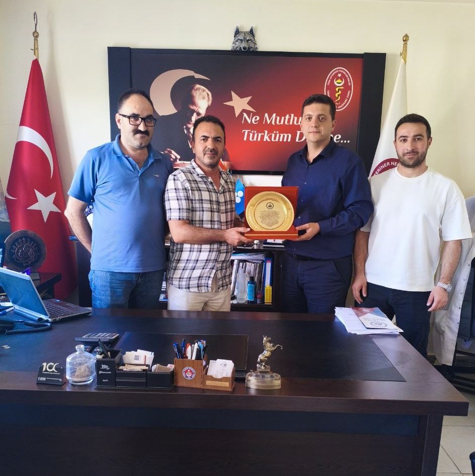 VetHekimSen's tweet photo. 📍Tokat

Genel Başkan Yardımcımız  Ahmet Kadir Sayılır ve Almus İş Yeri temsilcimiz tarafından , Tokat  Veteriner Hekimleri Odası ziyaret edildi.

Mesleki sorunlarımız üzerine istişare edilip Bakanlık ile yaptığımız görüşmeler ve sendikal çalışmalarımız hakkında bilgi paylaşıldı.

Oda Başkanımız Sayın Sami Karyağdı’ya nazik ev sahiplikleri ve samimi sohbetleri için teşekkür ederiz.

 #VeterinerHekimSendeyiz