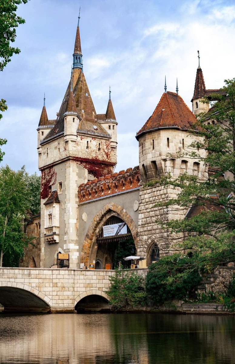 archi_tradition's tweet photo. Vajdahunyad Castle, Hungary 🇭🇺 https://t.co/19U9FZUzDw