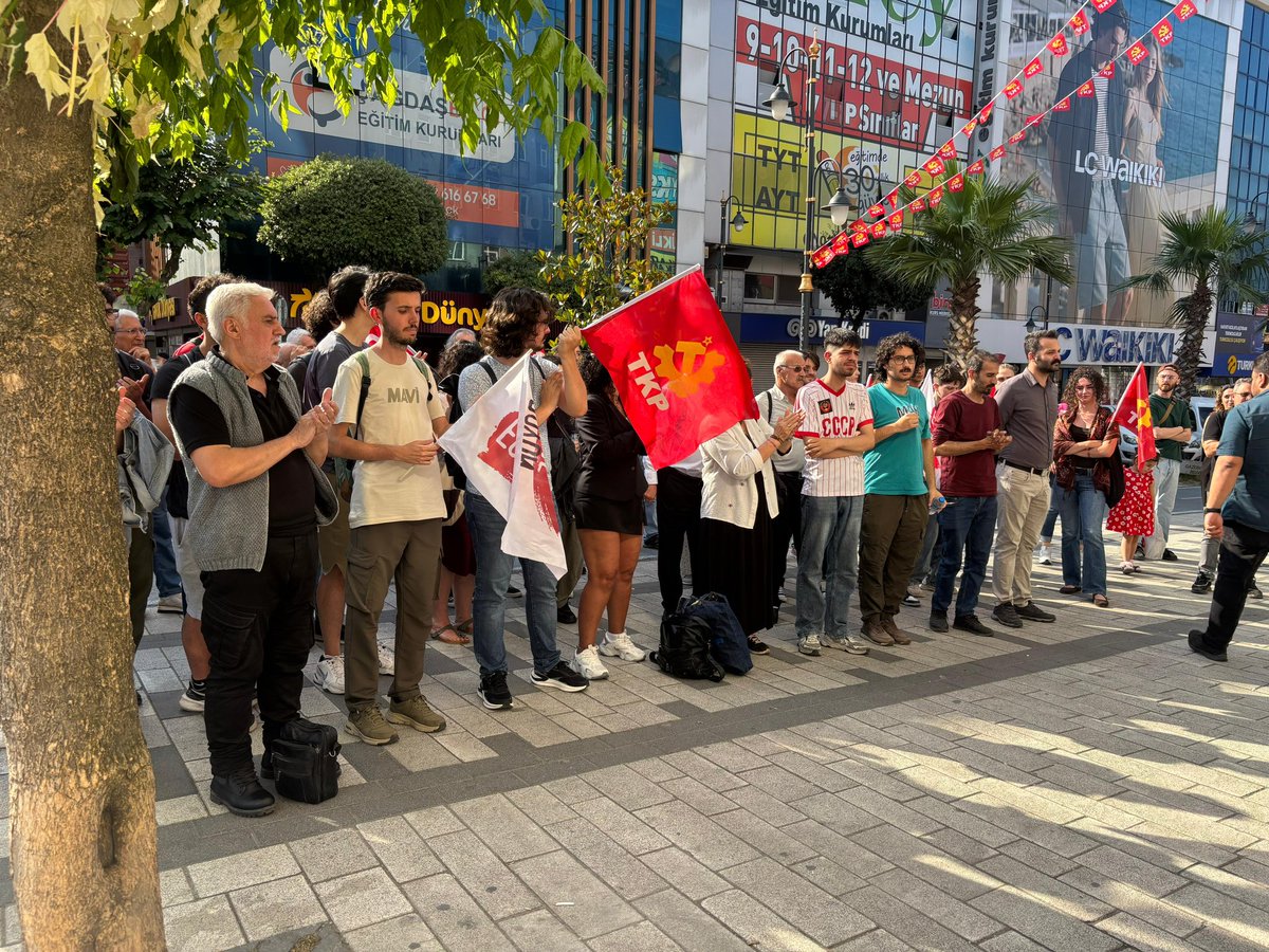 istanbul_tkp's tweet photo. Sosyalizmin bayrağını mahalle mahalle, ilçe ilçe yükseltmeye devam ediyoruz. 

Gaziosmanpaşa ilçe binamız, TKP İstanbul İl Başkanı Ahmet Dincel'in katılımıyla bugün açıldı.

Semt evimize ulaşmak ve haberdar olmak için⬇️

📍Adres: Merkez Mahallesi, Salih Paşa Caddesi, No:54 Kat:3 Gaziosmanpaşa/İstanbul

☎️Telefon: 0551 221 5332