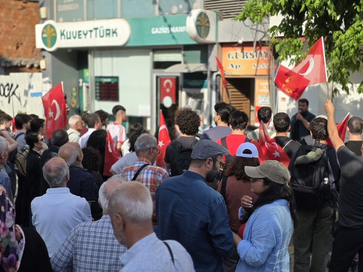 istanbul_tkp's tweet photo. Sosyalizmin bayrağını mahalle mahalle, ilçe ilçe yükseltmeye devam ediyoruz. 

Gaziosmanpaşa ilçe binamız, TKP İstanbul İl Başkanı Ahmet Dincel'in katılımıyla bugün açıldı.

Semt evimize ulaşmak ve haberdar olmak için⬇️

📍Adres: Merkez Mahallesi, Salih Paşa Caddesi, No:54 Kat:3 Gaziosmanpaşa/İstanbul

☎️Telefon: 0551 221 5332