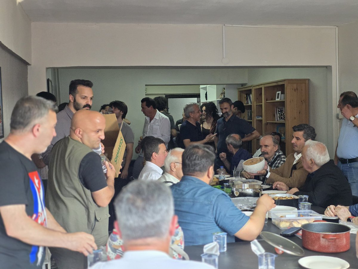istanbul_tkp's tweet photo. Sosyalizmin bayrağını mahalle mahalle, ilçe ilçe yükseltmeye devam ediyoruz. 

Gaziosmanpaşa ilçe binamız, TKP İstanbul İl Başkanı Ahmet Dincel'in katılımıyla bugün açıldı.

Semt evimize ulaşmak ve haberdar olmak için⬇️

📍Adres: Merkez Mahallesi, Salih Paşa Caddesi, No:54 Kat:3 Gaziosmanpaşa/İstanbul

☎️Telefon: 0551 221 5332