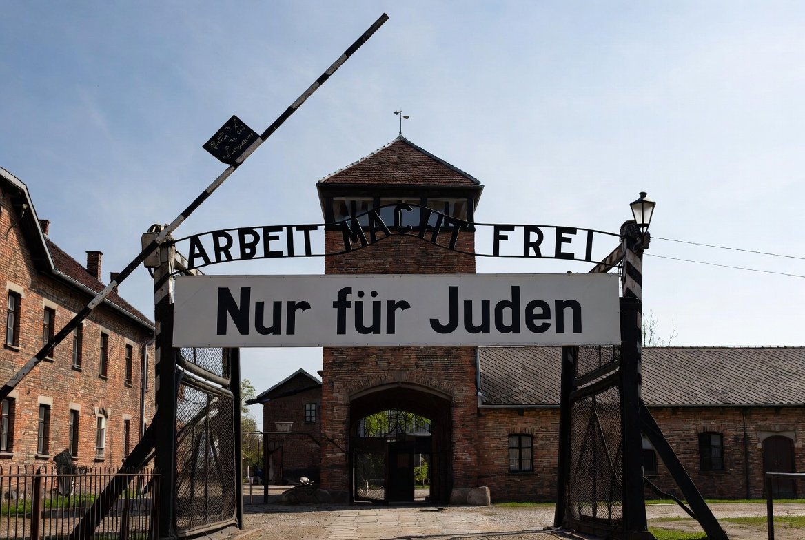 rafalhubert's tweet photo. Proponuję ostateczne rozwiązanie kwestii polskiej w obozie koncentracyjnym Auchwitz Birkenau. https://t.co/EMb0S4aPRP