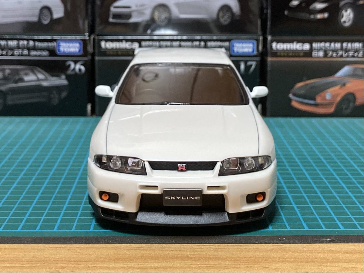 sugi01311's tweet photo. 楽プラ BCNR33スカイラインGT-R を製作しました。ボディ整形色は実車に設定の無いホワイトパール、しかし何故かミラーとウイングは普通の白色。車高はローダウンだと低すぎるので前後とも1ミリほど上げました。ヘッドライトはより実車のイメージに近づくようインナーに黒を塗り足しています。 https://t.co/eefGwrBp0M