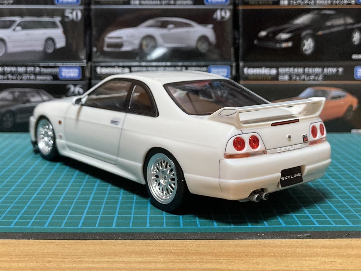 sugi01311's tweet photo. 楽プラ BCNR33スカイラインGT-R を製作しました。ボディ整形色は実車に設定の無いホワイトパール、しかし何故かミラーとウイングは普通の白色。車高はローダウンだと低すぎるので前後とも1ミリほど上げました。ヘッドライトはより実車のイメージに近づくようインナーに黒を塗り足しています。 https://t.co/eefGwrBp0M