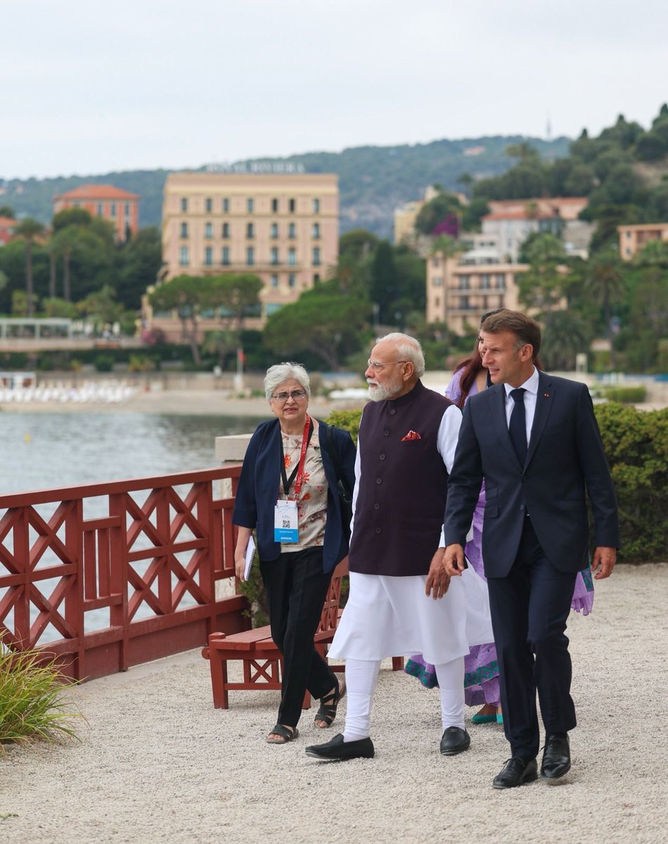 narendramodi's tweet photo. L’Inde et la France continueront de travailler ensemble pour renforcer leurs liens économiques. L’accord de libre-échange Inde-UE offre à cet égard un élan sans précédent. Nous lançons également un Dialogue sur la sécurité économique afin de renforcer les chaînes d’approvisionnement dans les minéraux critiques et les technologies. La santé et l’éducation sont d’autres domaines dans lesquels nous travaillerons en étroite collaboration.