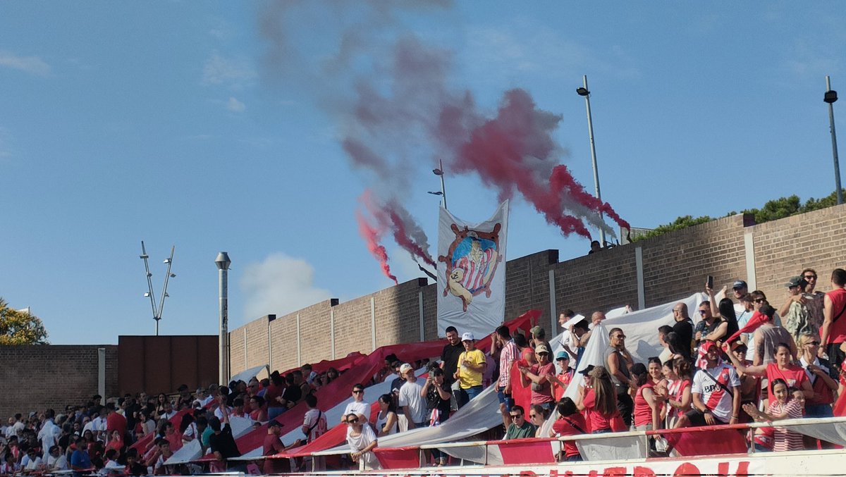 somdelhospi's tweet photo. #Saludos des del Parc de la Catalana! Partit de tornada de la final per l'ascens a Primera Catalana! Després de l'empat de l'anada, @SomMariners i @aebonpastorfut s'ho juguen tot a una carta. Minut 2, 0-0 al marcador
#TheCatalanGroundhopper #FutbolCat #groundhopping #2cat2 https://t.co/SYOMxm3qcc
