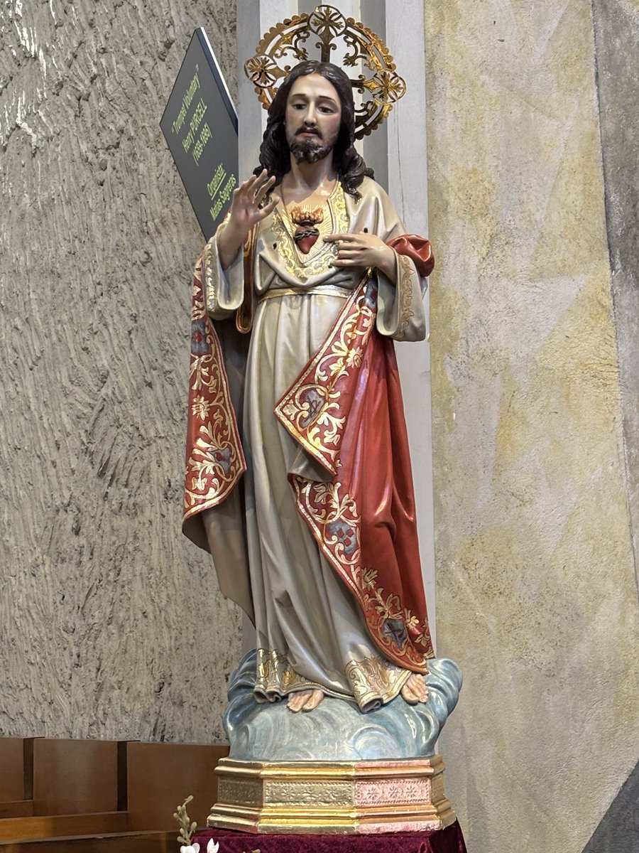 CarlosOlivoV's tweet photo. Esta bonita imagen del Sagrado Corazón ha sido restaurada en mi parroquia gracias a la donación de un feligrés. El padre Iñigo, acertadamente, pidió a los restauradores que no taparan los agujeros de bala de los milicianos que la tirotearon en 1936. https://t.co/I3kO3pwhoL