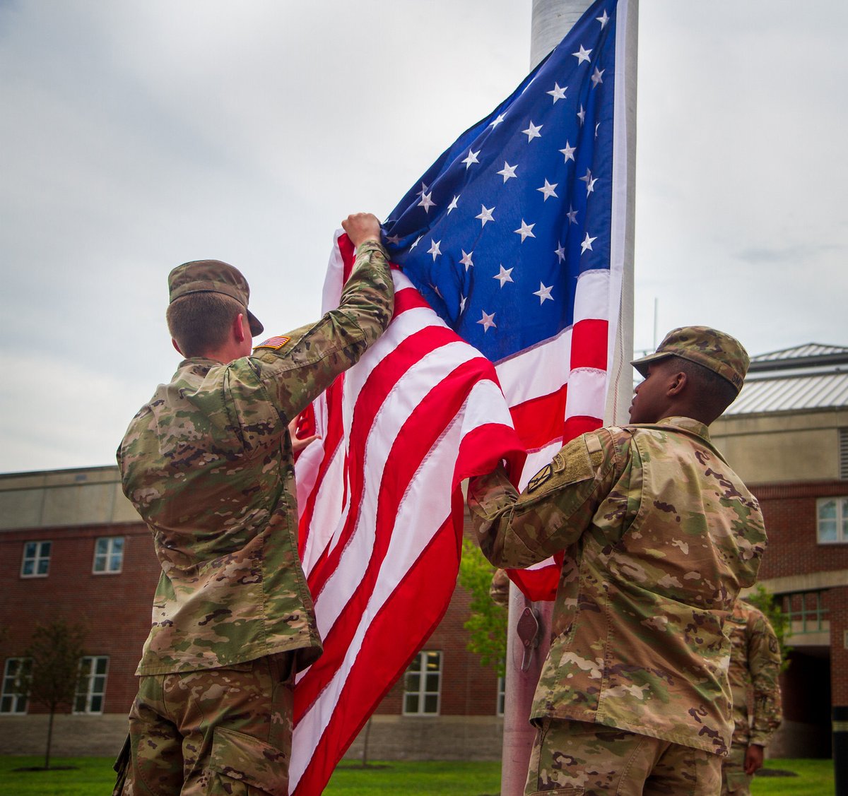 nextmoveny's tweet photo. Happy #FlagDay! One of #FortDrum’s proud traditions is the raising and lowering of the American flag outside Hays Hall--every morning at Reveille and every afternoon at Retreat—by a team of #10thMountainDivision Soldiers. https://t.co/Tl5kklJvm6