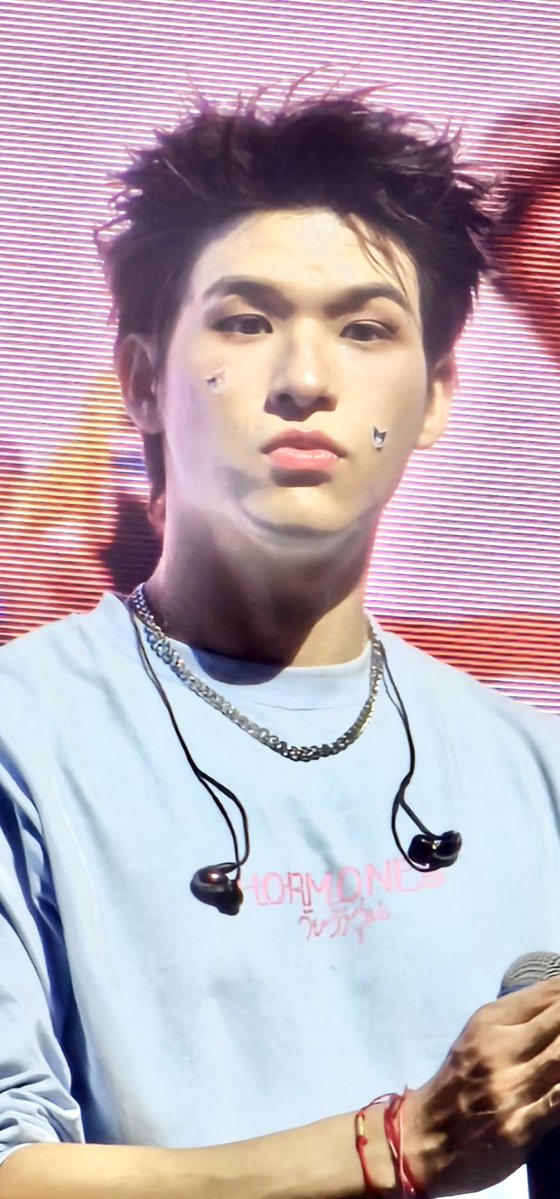 iammrillusion_'s tweet photo. แต่งรูปไม่เก่ง >< พี่พละคนคูล รอบสอง ที่แปะสิวแบดมากกก ทำให้นึกถึงใครบางคน >< 

#GDHโตมาด้วยกันคอนเสิร์ต
#skywongravee https://t.co/O5RrAxX7XD