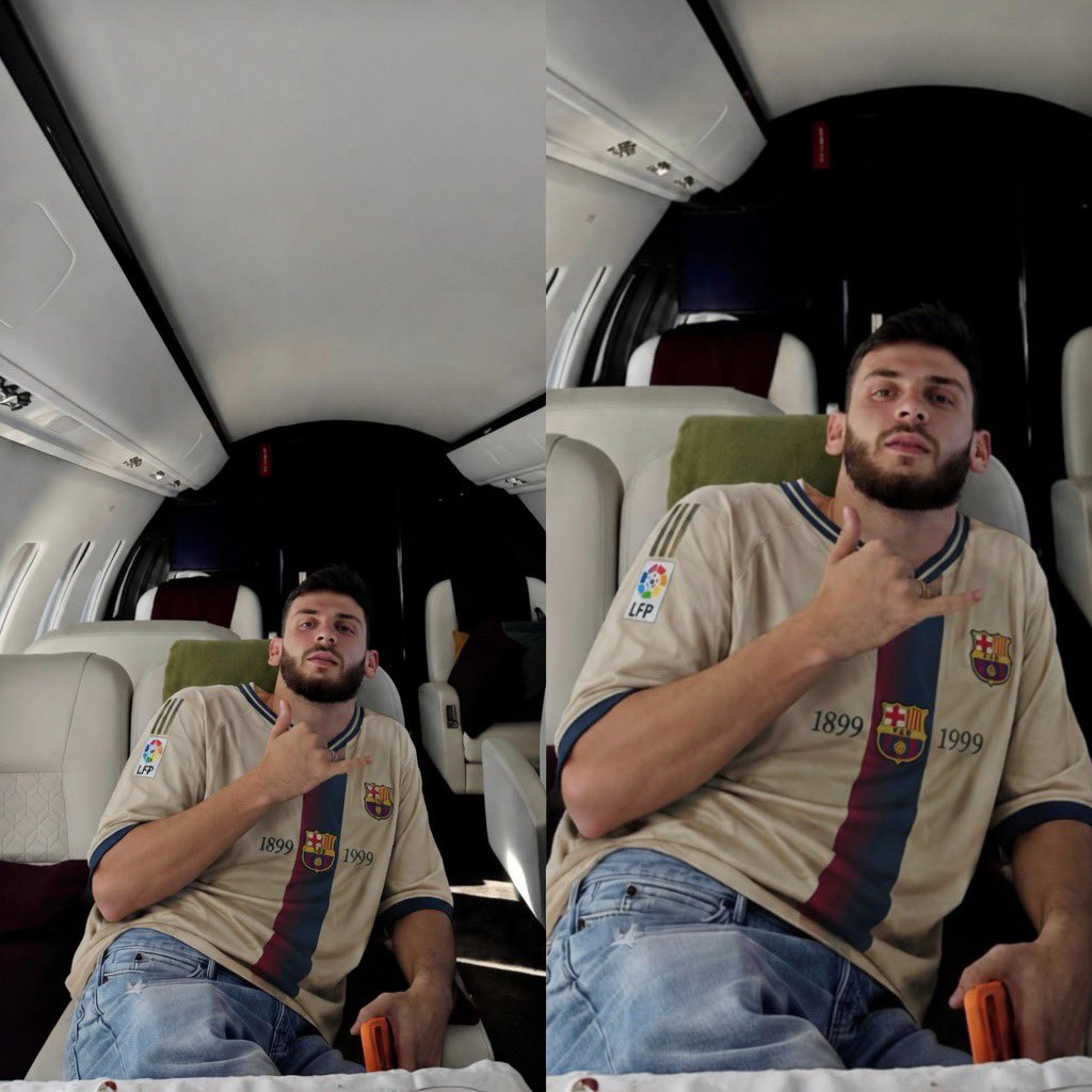 MrWills96's tweet photo. 🚨✈️ Spotted: PSG star Kvaratskhelia seen traveling in luxury private jet while wearing old away Barcelona 1999 jersey. https://t.co/B9Fe2S2NW9