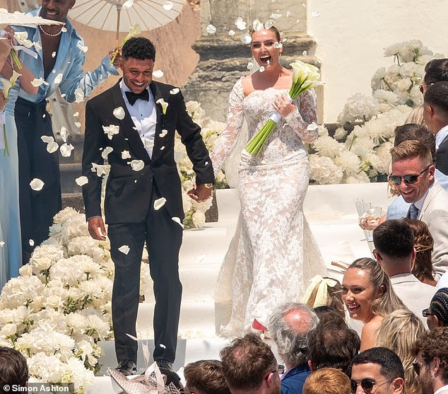 Updates_Europe's tweet photo. Perrie Edwards from the Little Mix group married former Beşiktaş footballer Alex Oxlade-Chamberlain in Portugal. https://t.co/fvgabAec0Z