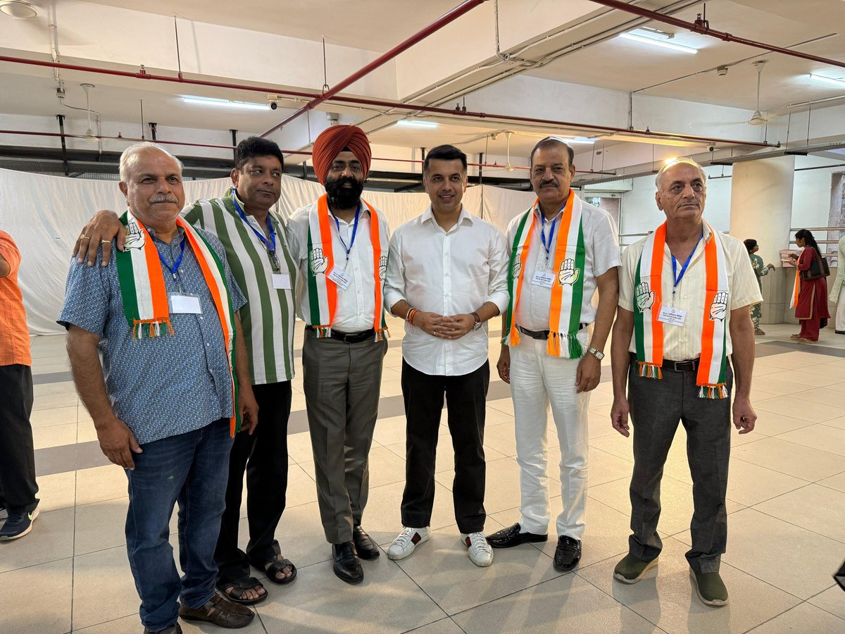 duttabhishek's tweet photo. आज नई दिल्ली जिला कांग्रेस कमेटी के अध्यक्ष श्री .@MManglaINC जी द्वारा आयोजित BLA-2 ट्रेनिंग शिविर आयोजित किया गया ।

इस अवसर पर प्रदेश कांग्रेस अध्यक्ष श्री देवेंद्र यादव जी, पूर्व मंत्री डॉ. नरेंद्र नाथ जी, श्री हरि शंकर गुप्ता जी, श्री जितेंद्र कोचर जी, सुश्री आकांक्षा ओला जी, श्री शांति स्वरूप जी, श्री वीरेंद्र कसाना जी, भाई गर्वित सिंघवी ,धीरज  बसोया भाई सहित अनेक वरिष्ठ कांग्रेसजन उपस्थित रहे।

बैठक के सफल आयोजन के लिए नई दिल्ली जिला कांग्रेस कमेटी के सभी साथियों को हार्दिक बधाई एवं शुभकामनाएँ। आप सभी की मेहनत, समर्पण और संगठन के प्रति प्रतिबद्धता सराहनीय है।

#BLA2 #DelhiCongress #Congress