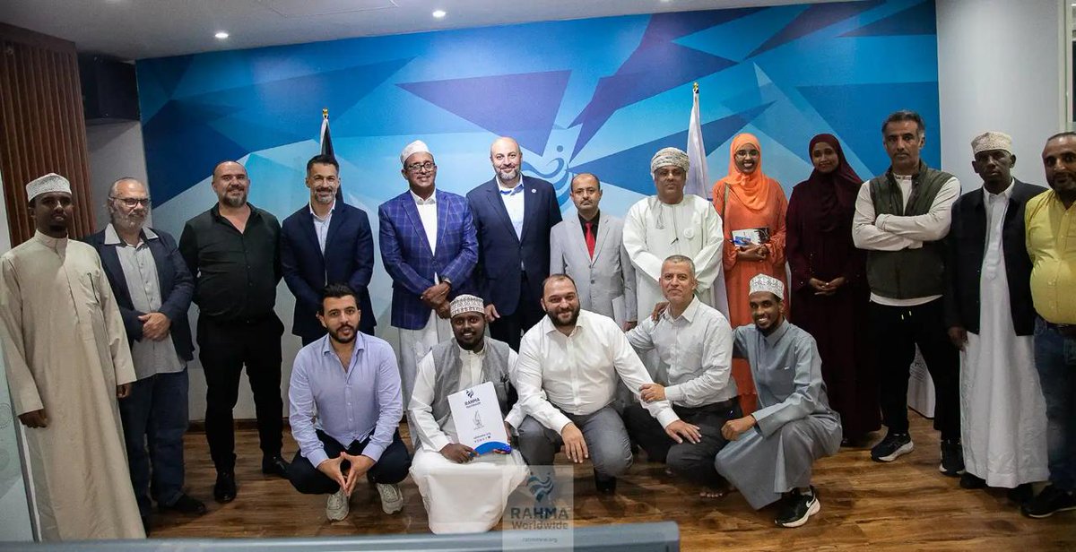 KhKathiri's tweet photo. #نيروبي| في رحاب المنتدى الثقافي العربي في #كينيا، أول منبر ومنصة مستقلة تُعنى ببناء جسور #الثقافة والأدب بين المجتمعات #العربية والكينية، تشرفنا بتنظيم ورشة بعنوان "دور المنظمات الإنسانية في دعم التنمية #الثقافية والتعليمية في كينيا" بالشراكة مع منظمة رحمة حول العالم للإغاثة والتنمية، وبحضور نائب محافظ مقاطعة إيسيولو، وممثلين عن منظمات إنسانية ومؤسسات ثقافية واقتصادية وإعلامية، وسط اهتمام واسع وتغطية إعلامية مميزة.

نتقدم بخالص الشكر والتقدير للدكتور شادي عمر ظاظا رئيس منظمة رحمة حول العالم للإغاثة والتنمية، وللأستاذ محمد حسان قصيباتي المدير الإقليمي، والأستاذ علي الحلاق المدير المالي في مكتب نيروبي، على دعمهم الكريم لهذه المبادرة النوعية التي تؤكد أهمية التكامل بين العمل #الإنساني والتنمية الثقافية والتعليمية.

استعرضت الورشة واقع التنمية الثقافية والتعليمية في كينيا، وناقشت الأدوار الحيوية التي يمكن أن تضطلع بها المنظمات الإنسانية في تعزيز الوعي المجتمعي، ودعم #التعليم، وترسيخ القيم الثقافية، وبناء شراكات مستدامة تخدم المجتمعات المحلية.

إن طموحنا في المنتدى الثقافي العربي أن يكون أكثر تأثيراً وحضوراً في تمتين أواصر التواصل الحضاري بين #العرب والكينيين، من خلال برامج ومبادرات نوعية تسهم في نشر الثقافة العربية في كينيا وشرق #أفريقيا، وفتح قنوات للتعاون المباشر وتبادل الخبرات والأفكار بين المثقفين والباحثين والمبدعين من الجانبين.

كما نسعى إلى الحفاظ على الموروث الأدبي والقيمي للجالية العربية، وربط الأجيال بهويتها الثقافية، وتشجيع المواهب الشابة، وبناء شراكات فاعلة مع المؤسسات المعنية بالثقافة والتعليم والتنمية. ومن هذا المنطلق جاءت هذه الشراكة الذكية مع منظمة رحمة حول العالم، إيماناً بأهمية العمل الإنساني والتطوعي في تعزيز الثقافة وترسيخ قيم العطاء وخدمة المجتمع.

كل الشكر للحضور الكريم والمشاركين والداعمين، ونأمل آن تسهم في خدمة المجتمع العربي في كينيا وتعزيز دوره الثقافي والتنموي، وتفتح آفاقاً جديدة للتعاون والبناء المشترك.

#المنتدى_الثقافي_العربي #كينيا #رحمة_حول_العالم #التنمية_الثقافية #التنمية_التعليمية #العمل_الإنساني #الثقافة_العربية #شرق_أفريقيا #الشراكات_التنموية #بناء_الجسور_الثقافية