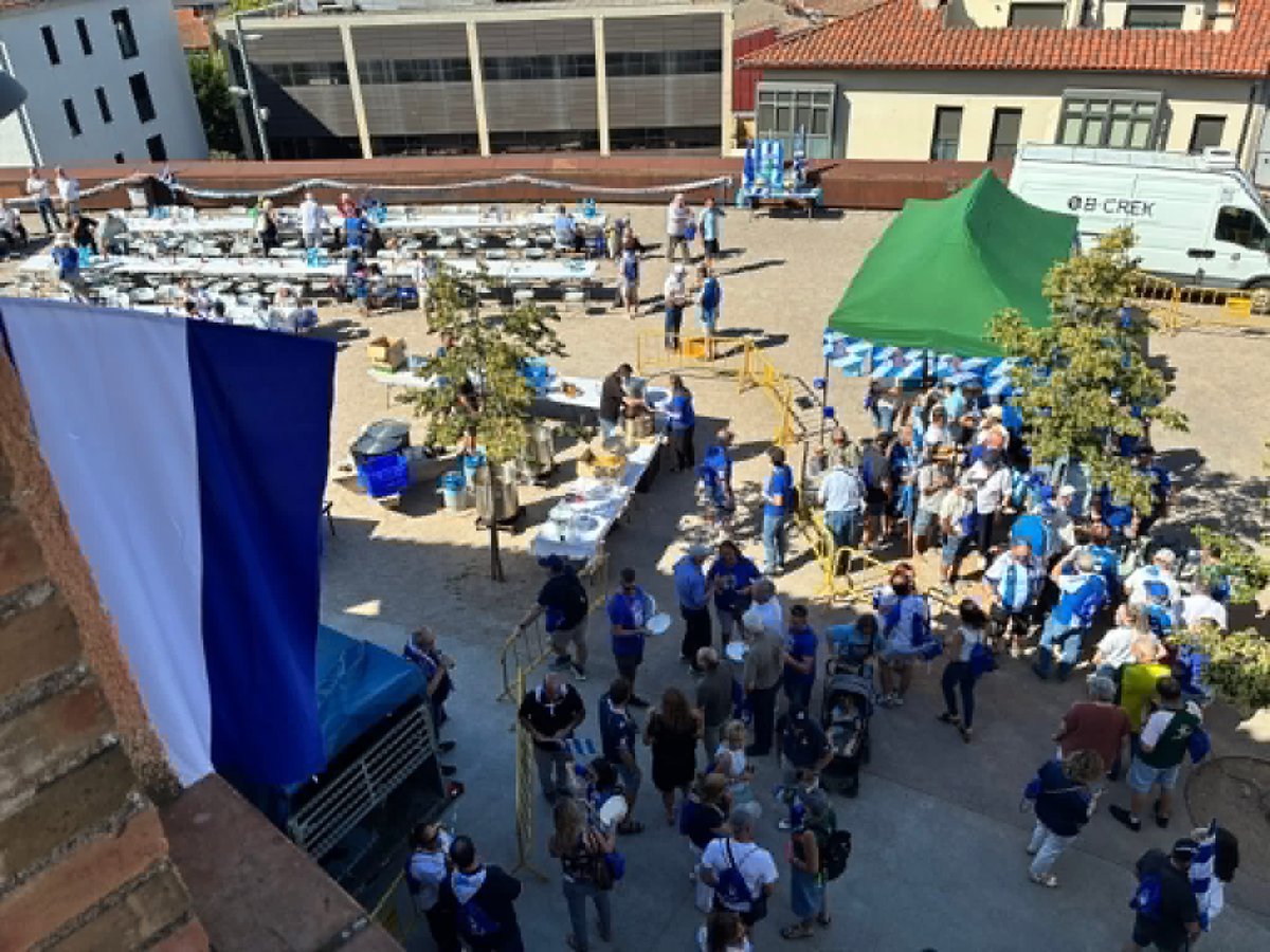 penyacoyotes's tweet photo. Día espectacular 
En el Aplec de Penyes del RCDE organizado por la Penya Blanc-i-blava de la Garrotxa 
Mágico
Bravo 👏👏👏
#sercoyoteeslomas 
@RCDEspanyol @fcp_espanyol @LaNovaFcpe https://t.co/95mwMU19oV