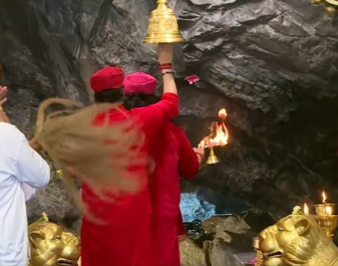 DeleshS's tweet photo. 🚩🔱ॐ ऐं ह्रीं क्लीं चामुण्डायै विच्चैः🔱🚩
#आज 14 _ 06 _ 2026 "त्रिकुटा #पर्वत" #से
अद्भुत #प्राकृतिक #पावन #दिव्य पिंडी स्वरूप #माँ #वैष्णों #जी के #सुंदर आलौकिक प्रात:काल के "श्रृंगार #आरतीदर्शन"
#KatraVaishnoDevi #jaimahakaal #maa
#maavaishnodevi #jaimaavaishnodevi https://t.co/McaH9Qj1LG