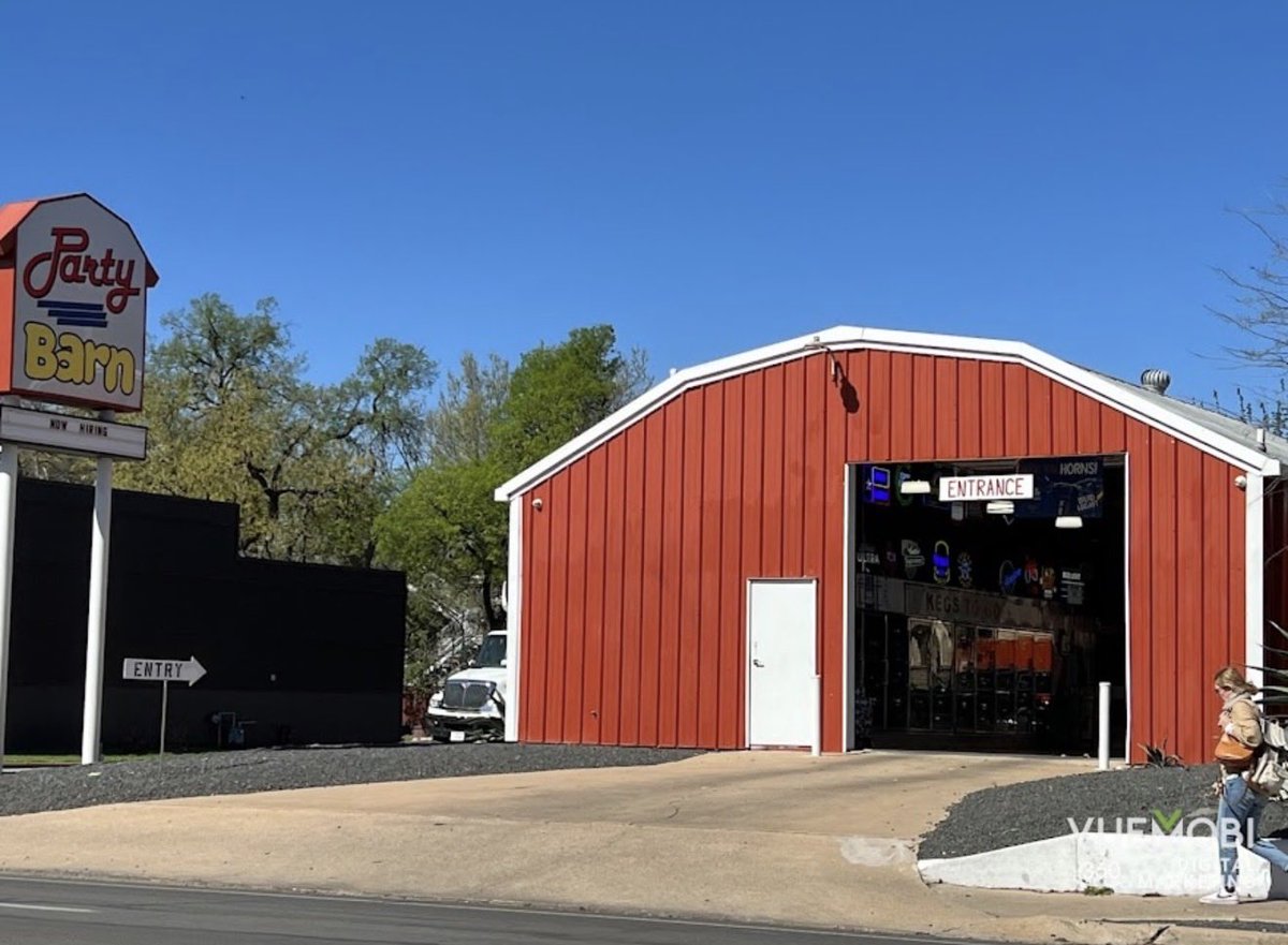JuniperusTexan's tweet photo. @Merrittocracies @greengirlbella_ Drive through Party Barns https://t.co/TViXLk78zF